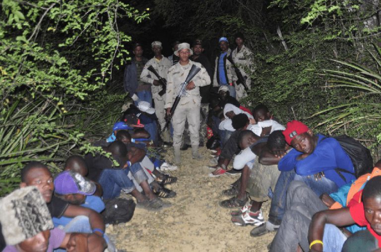 Oficiales de Migración detienen decenas de haitianos indocumentados en la zona de Valle Nuevo