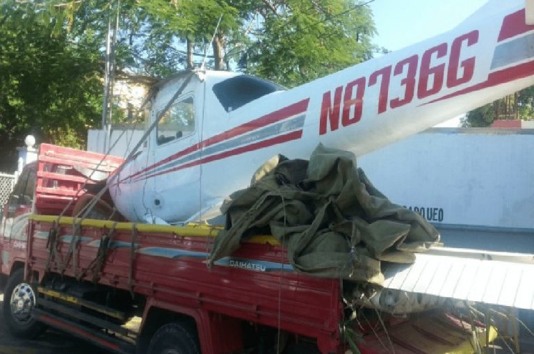 Retiene una avioneta que se quedo sin combustible y la transportaban en un camión, hay dos detenidos