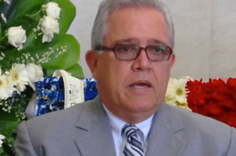 Presidente suspende al Director del CEA; ordena investigar operaciones
