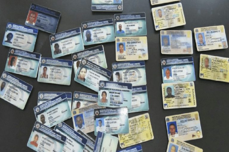 Alcalde muestra decenas cédulas portaban haitianos ilegales en Santiago