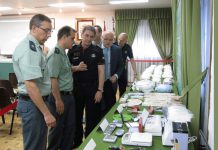 En la base de algunas de estas cajas simulando ser el cartón de los envases, se detectó la cocaína.