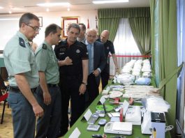 En la base de algunas de estas cajas simulando ser el cartón de los envases, se detectó la cocaína.