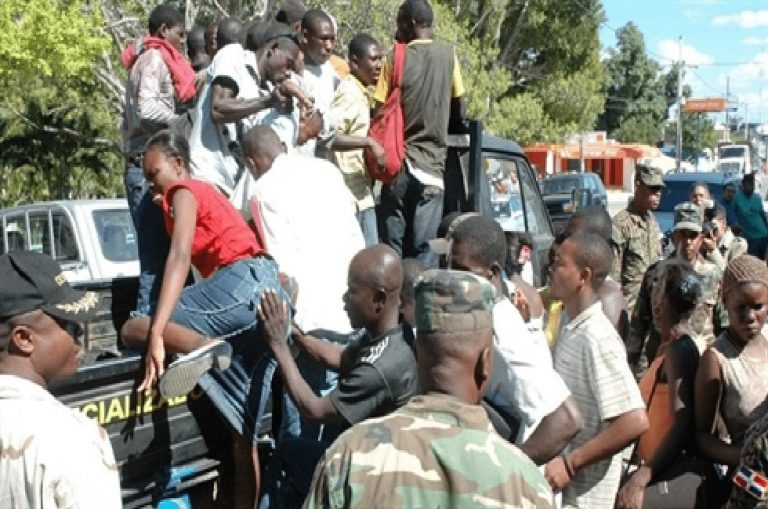 Haitianos secuestran vehículos dominicanos en protesta por la detención de compatriota detenido en la frontera