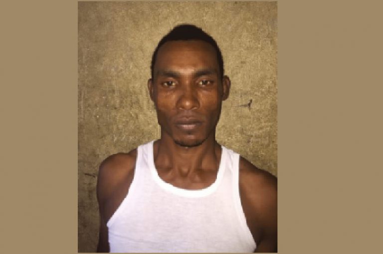 Agarran el supuesto asesino de su esposa y sus dos hijos
