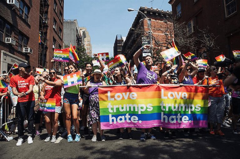 La comunidad LGTBIQ protesta, Trump les ha revocado norma que permitía usar baños sin genero
