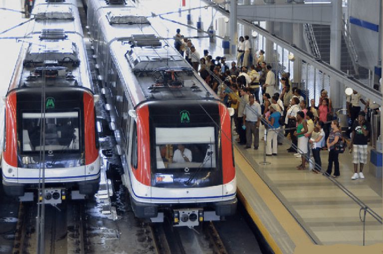 Hombre cae al Metro de Santo Domingo y sale ileso