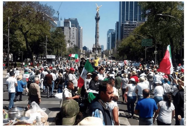Miles de mexicanos marchan por la unidad nacional ante ataques de Trump