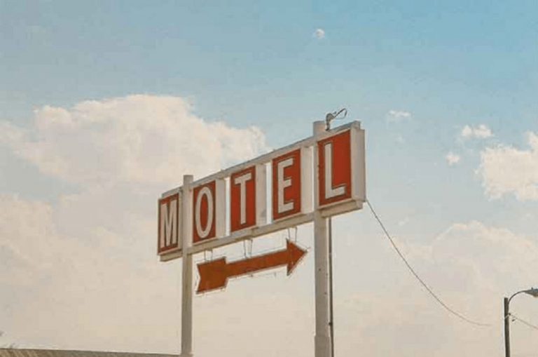Murio hombre de años mientras compartia con joven de 21 años en un motel