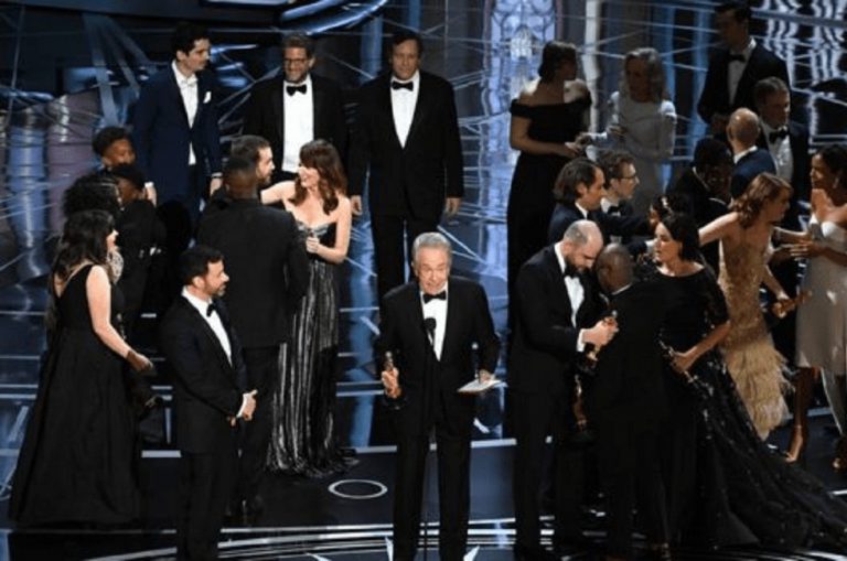 Acualquiera le pasa: Se equivocaron al anunciar Mejor Película en los premio s El Oscar 2017 (Video)