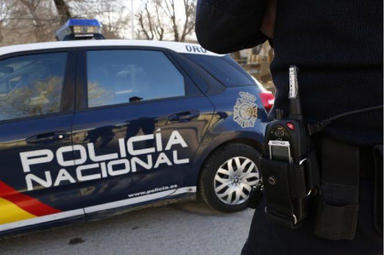 Detienen menor dominicano por apuntar con una pistola a un policía