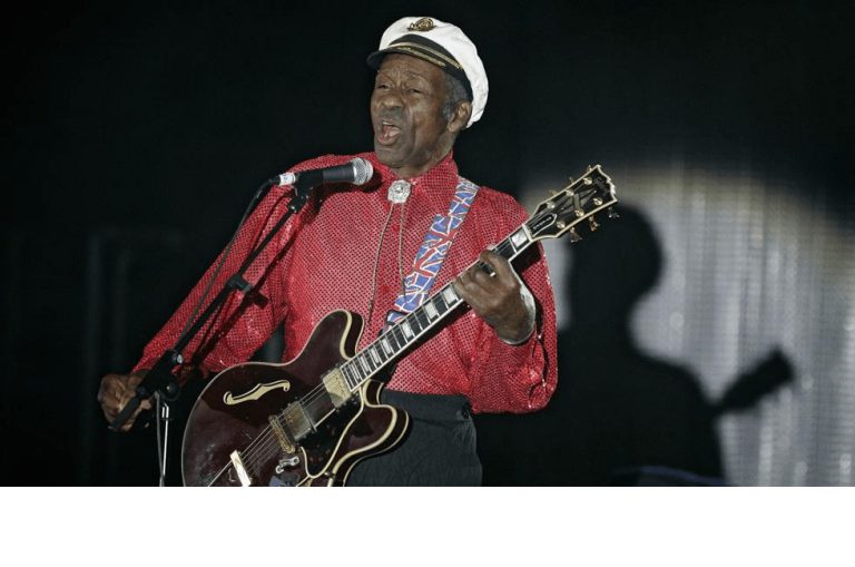 (Video Chuck)Habia anunciado que lanzaria un nuevo disco pero se fue antes, muere a los 90 años la leyenda Chuck Berry