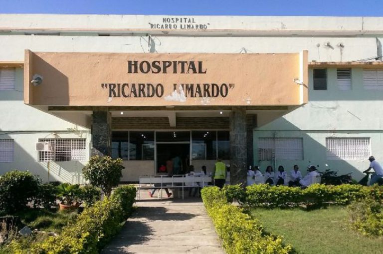 Cuatro menores, tres adultos se intoxican al tomar jugo de naranjaen Santiago