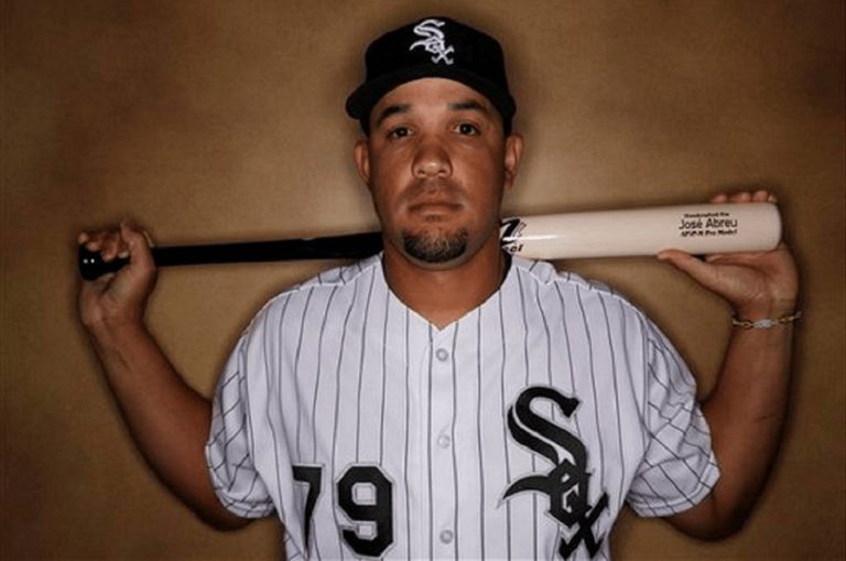Pelotero cubano José Abreu se comió pagina de pasaporte falso para llegar USA