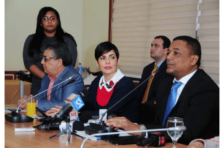 Yolanda Entrega informe de licitación a Comisión de Hacienda de la Cámara Diputados