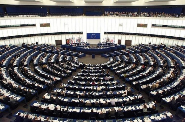 Crece presión contra Tump, Europa amenaza imponer visa a EE.UU.