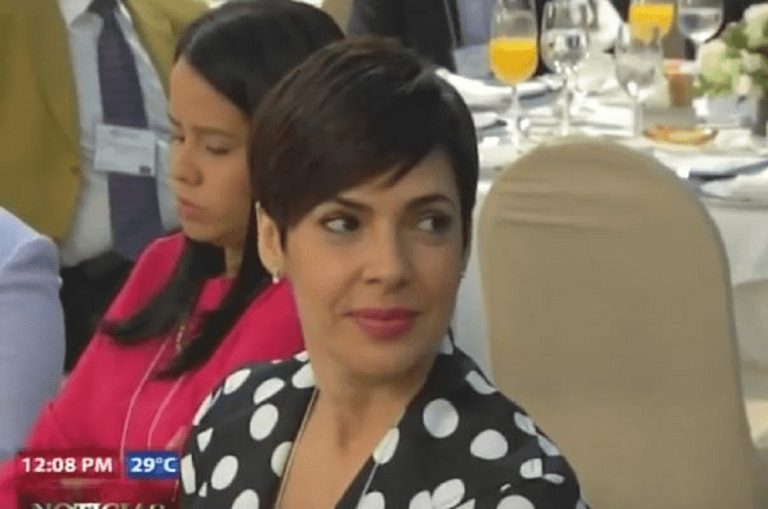 Yolanda se escabulle de la prensa, hoy salio por la puerta trasera en el Hotel Embajador