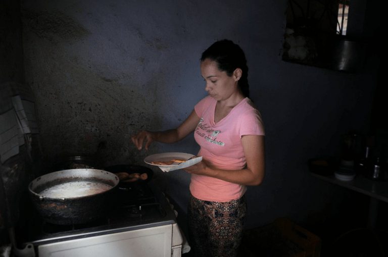 La crisis en Venezuela obliga a consumir variedad de yuca venenosa, 28 han muerto