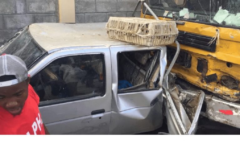 Hasta ahora, un muerto y varios heridos en un aparatoso accidente en la carretera Sánchez – Samaná