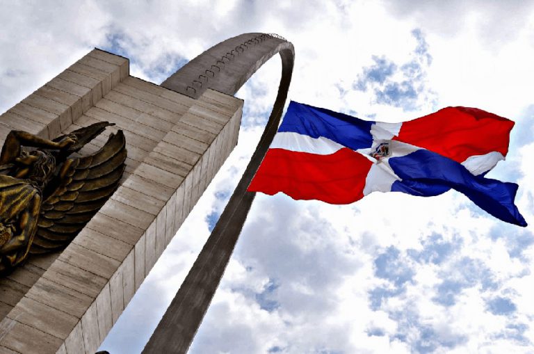 Haitiano se roba bandera Dominicana en Jimaní, el pasado 27 de Feb. e intenta quemarla