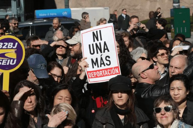 Indocumentados enfrentan deportacion protestan y rodean el edificio de Inmigración en NYC