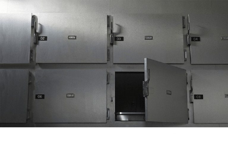 ¡Video Espeluznante! Aseguran que un fantasma parece que “encuerdao” estralla una puerta en morgue brasileña