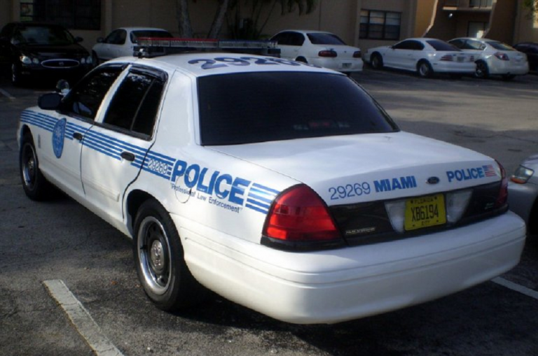 Oficial de la Policía de Miami, de 21 años de edad arrestado por robo a mano armada
