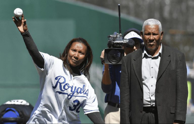 (Video) Los Reales rinden honor a Yordano Ventura; su madre lanza la primera bola