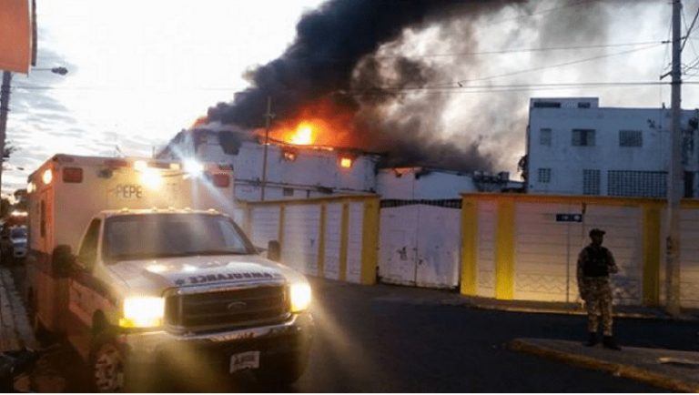 Un gran fuego está consumiendo almacenes Iberia en San Pedro de Macoris