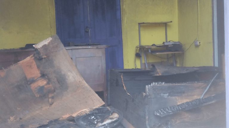 Desconocidos Incendian local del Partido de la Liberación Dominicana en Baní