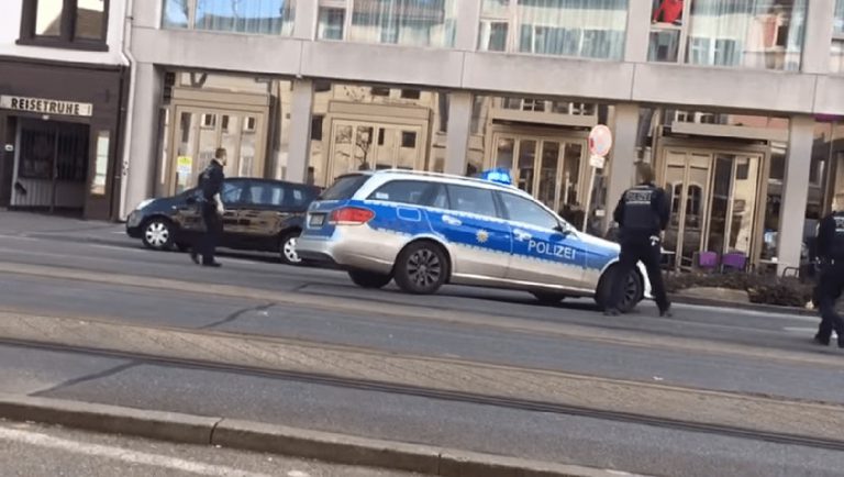 (VIDEO) Disparan a hombre armado con un cuchillo que se había estrellado contra una multitud en Heidelberg, Alemania