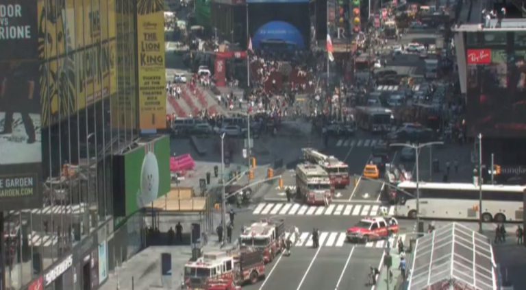 Caos hoy al medio dia en Times Square por un auto que causó un muerto y 22 heridos