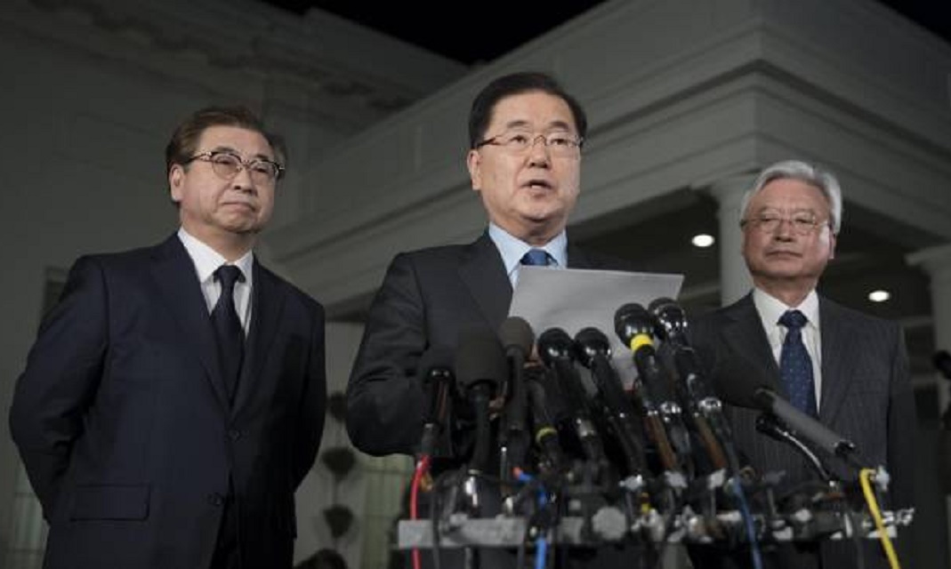 El Director de Seguridad Nacional de Corea del Sur, Chung Eui-yong (c), ofrece declaraciones a la prensa sobre su reunión del 7 de marzo con el líder norcoreano Kim Jong Un