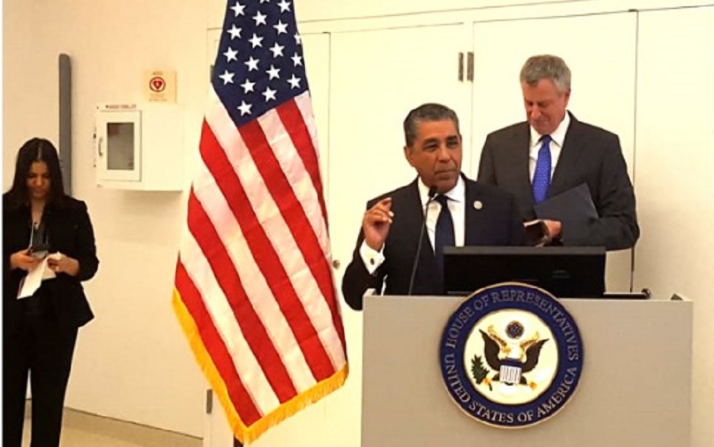 El congresista Adriano Espaillat, habla en la Cumbre sobre Demografía y Desarrollo Social, el sábado 19 de mayo, ante más de 50 líderes