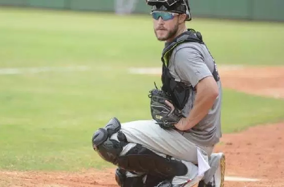 El receptor estadounidense Logan Moore se presentó al campo de prácticas de las Águilas Cibaeñas