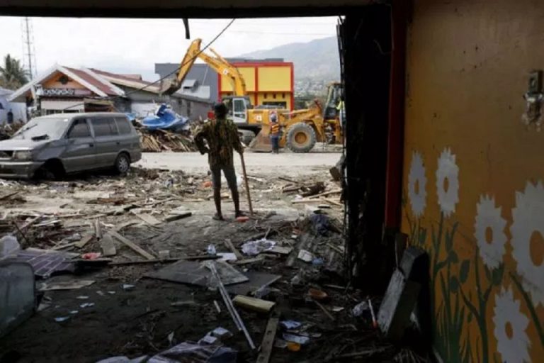 Indonesia eleva a 2.010 los muertos por sismo de este lunes en Célebes