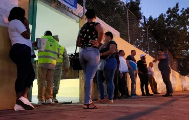 Pasadas las 5:00am se observan ya la llegada de votantes en algunos colegios electorales de la Capital Pasadas las 5:00am se observan ya la llegada de votantes en algunos colegios electorales de la Capital
