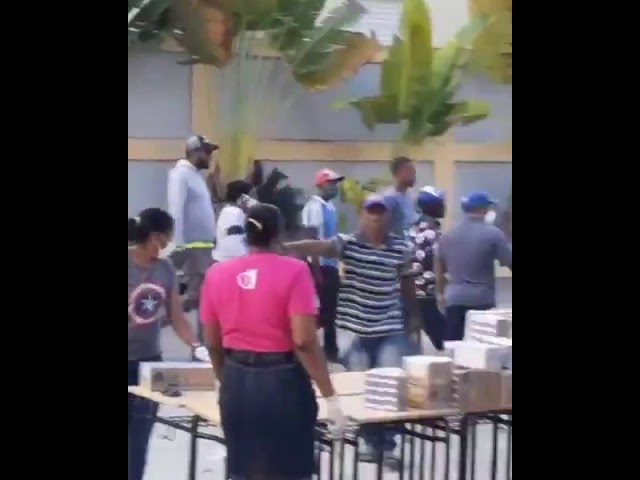 Policías y profesores huyen ante avalancha de personas sin protección en Liceo de Sanchez donde repartían alimentos