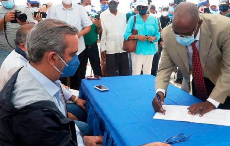 Abinader firma acuerdo con dirigentes de Nagua para  construir  Malecón, ganadas las elecciones