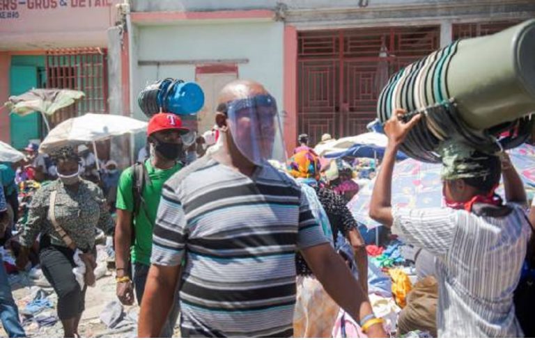 En Haití por obligan usar mascarillas pero no explican para que y como usarlas, muchos se burlan de los que las usan