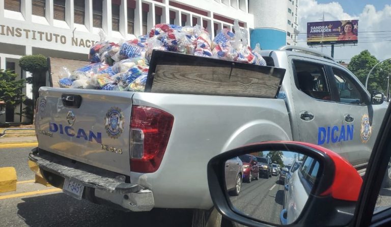 Un vehículo de la DICAN transporta mercancía que supuestamente será repartida por equipo de campaña del PLD