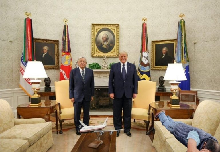 Un Momento… estamos viendo mal, o hay algo raro en esta foto de los presidentes de EEUU y Mexico