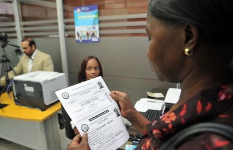 Con decreto presidencial, Danilo concede nacionalidad a 750 haitianos; expertos dicen es inconstitucional