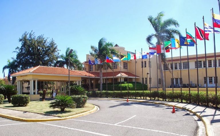 El presidente Luis Abinader destituye en dia de hoy a 20 embajadores de RD en diferentes paises