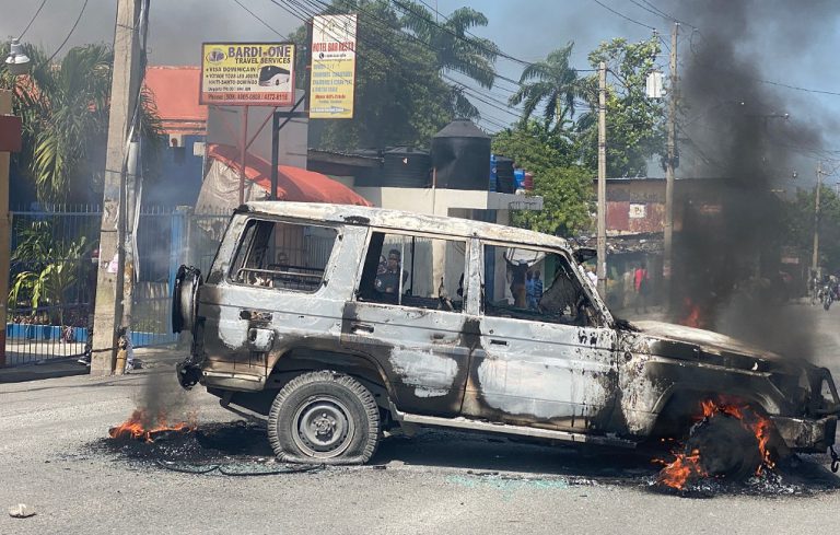 Policías amotinados en Haiti, exigen liberación de cinco compañeros acusados de asesinar presidente Colegio de Abogados