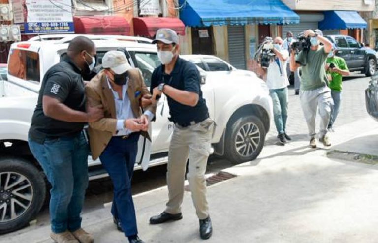 Alexis Medina, hermano de Danilo al llegar al Palacio de Justicia de Ciudad Nueva