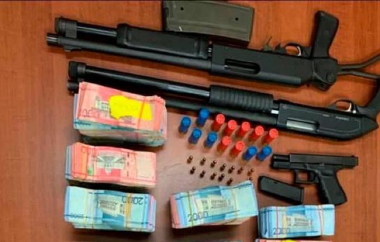 Mas de Ocho millones de pesos, varias armas y seis vehiculos le ocupan a una pareja en Santiago cuando iban en su jipeta
