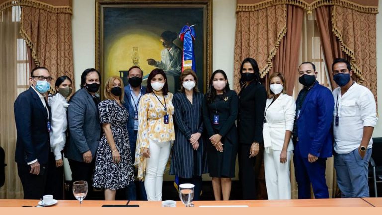 Asociación Dominicana de Diseñadores de Moda sostiene encuentro con la Vicepresidenta Raquel Peña