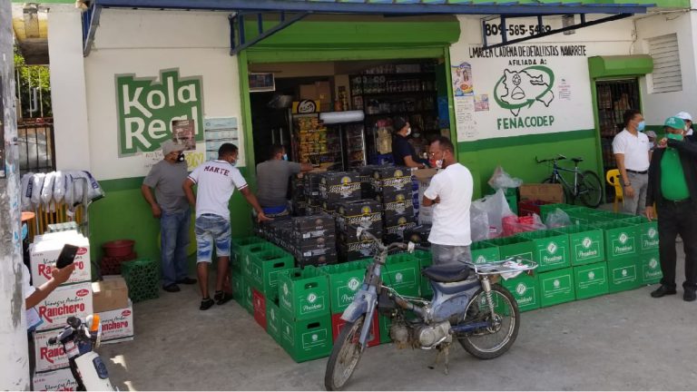 Intervienen en Navarrete local de la Asociación de Comerciantes Detallistas Inc., incautan bebidas alcohólicas adulteradas