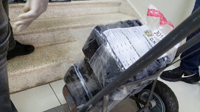 Apresan 8 personas y ocupan 121 paquetes de sustancia que se presume es cocaína en costas de Barahona