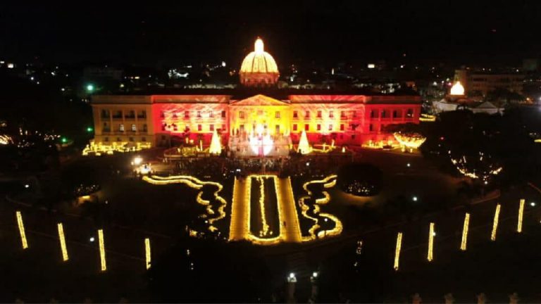 Inician Navidad en Palacio con encendido árbol 